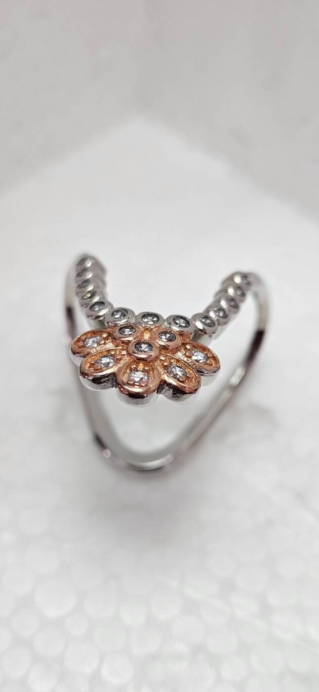 V Shaped Vanki Ring with Rosegold Flower